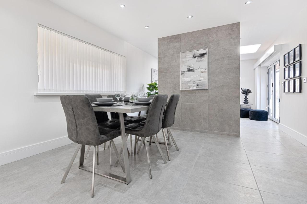 Luxury Property With Hot Tub And Sea Views Oystermouth エクステリア 写真
