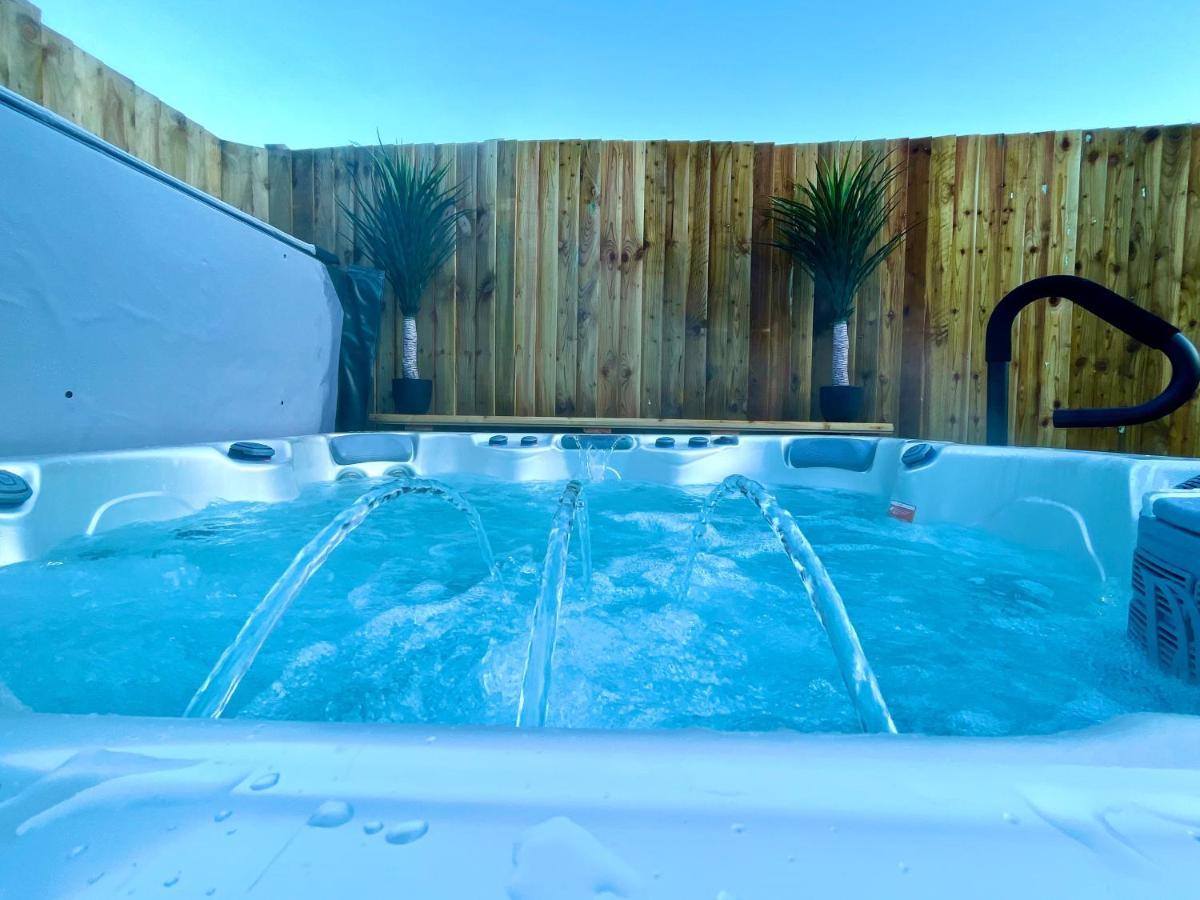 Luxury Property With Hot Tub And Sea Views Oystermouth エクステリア 写真
