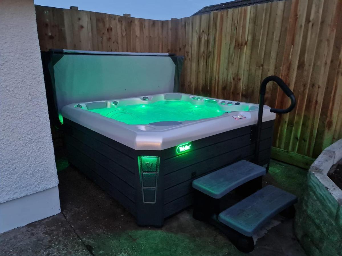 Luxury Property With Hot Tub And Sea Views Oystermouth エクステリア 写真