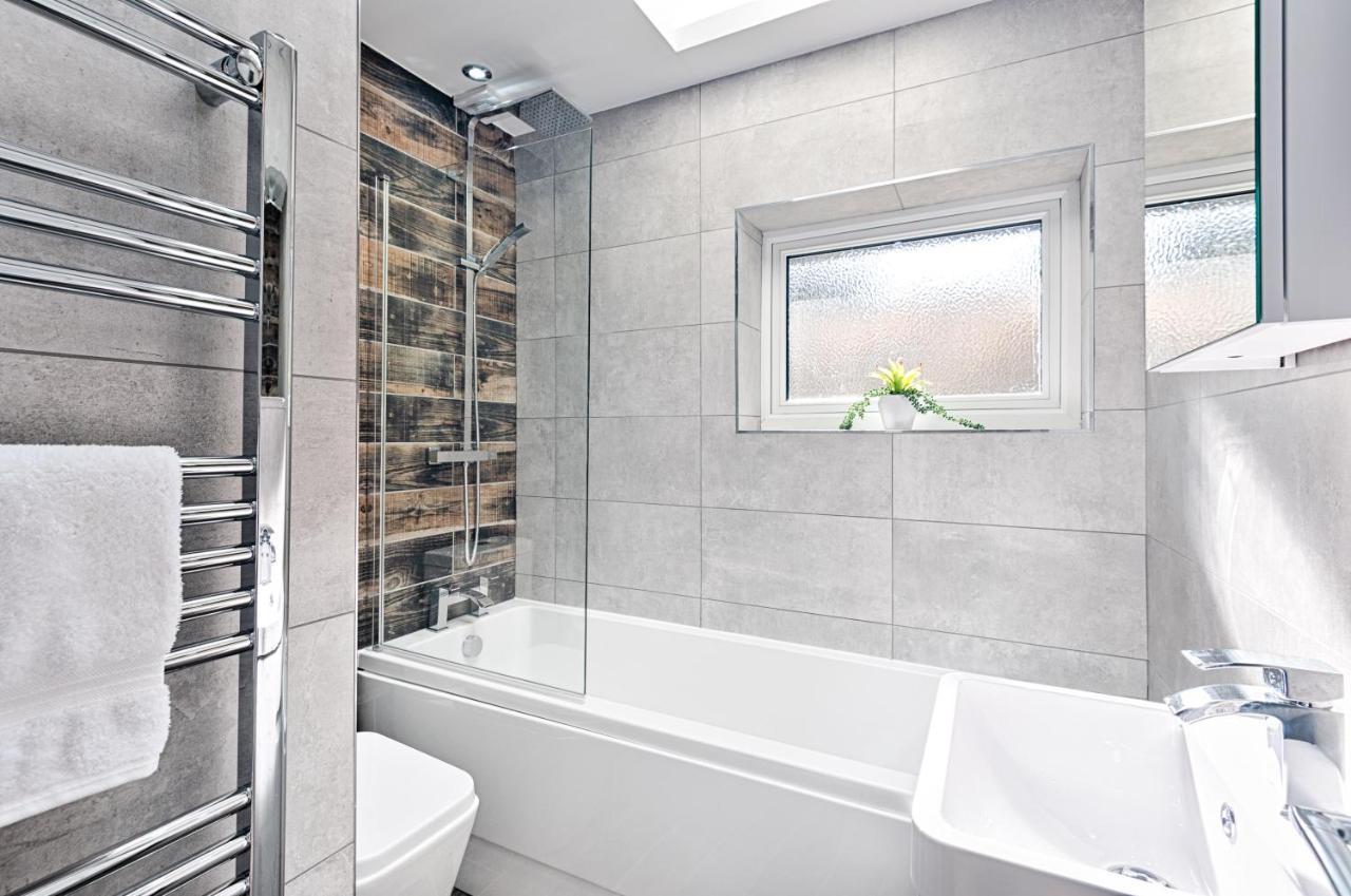 Luxury Property With Hot Tub And Sea Views Oystermouth エクステリア 写真