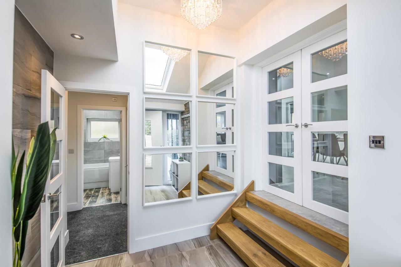 Luxury Property With Hot Tub And Sea Views Oystermouth エクステリア 写真
