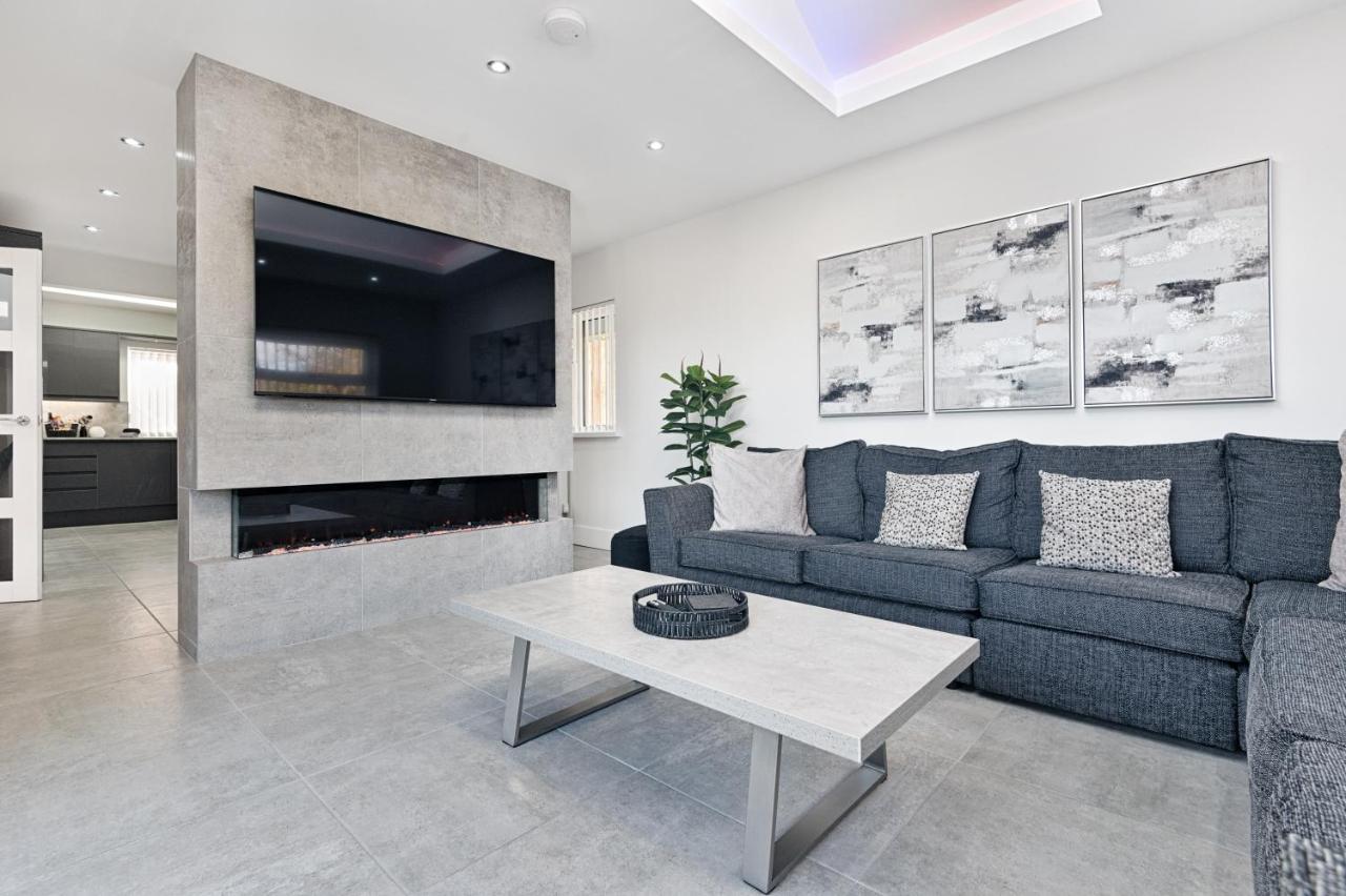 Luxury Property With Hot Tub And Sea Views Oystermouth エクステリア 写真