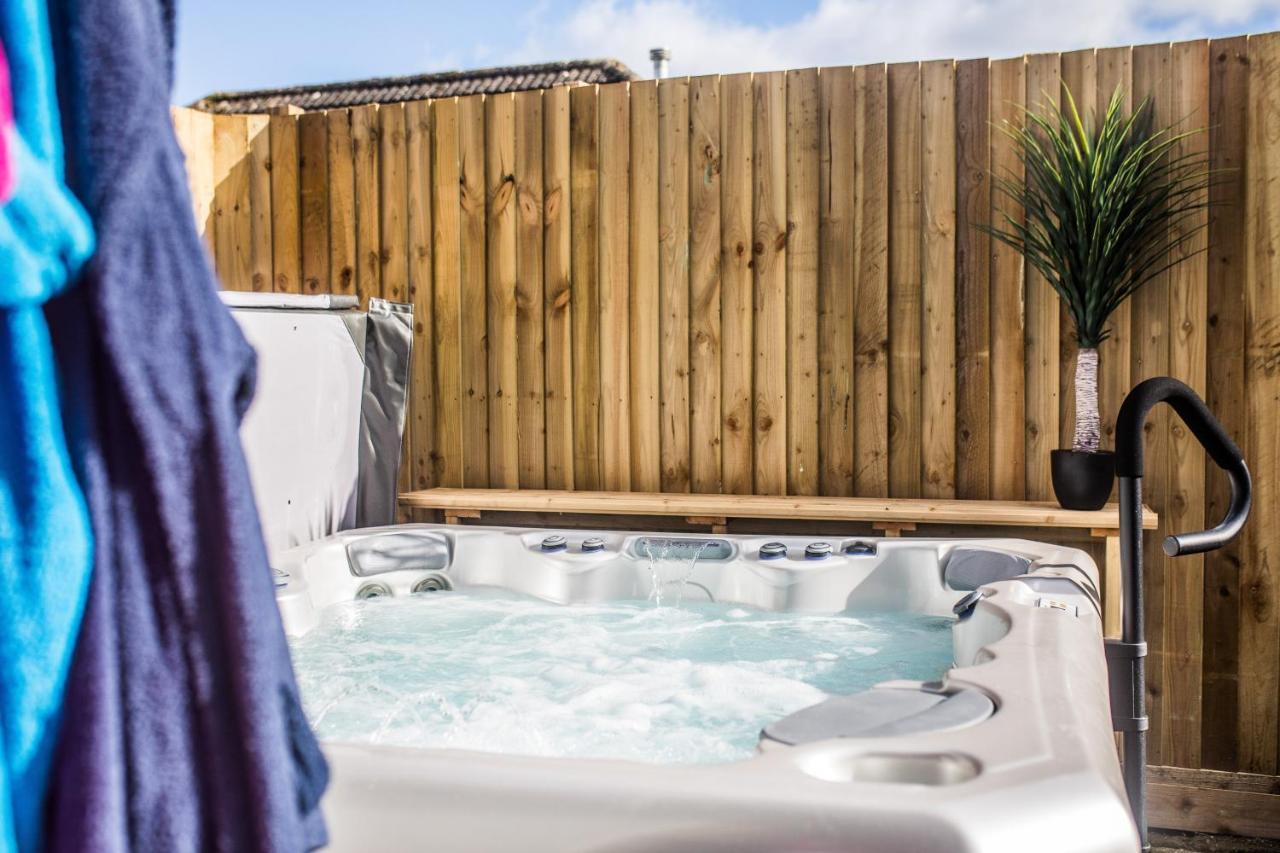 Luxury Property With Hot Tub And Sea Views Oystermouth エクステリア 写真