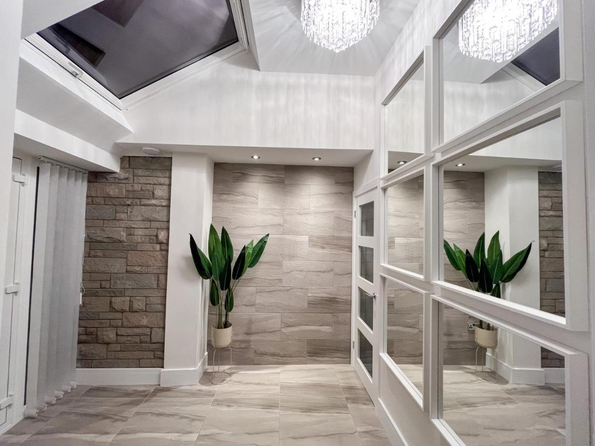 Luxury Property With Hot Tub And Sea Views Oystermouth エクステリア 写真