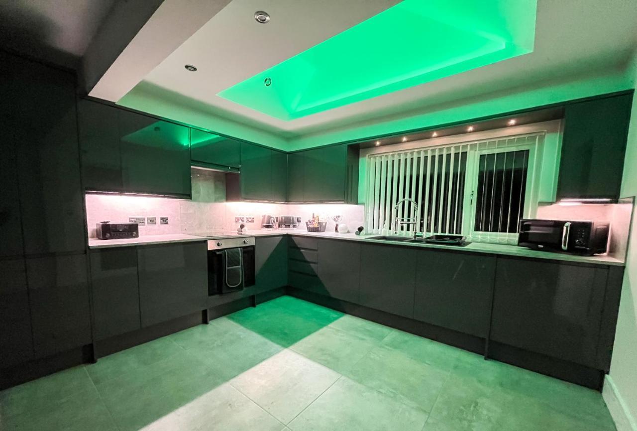 Luxury Property With Hot Tub And Sea Views Oystermouth エクステリア 写真