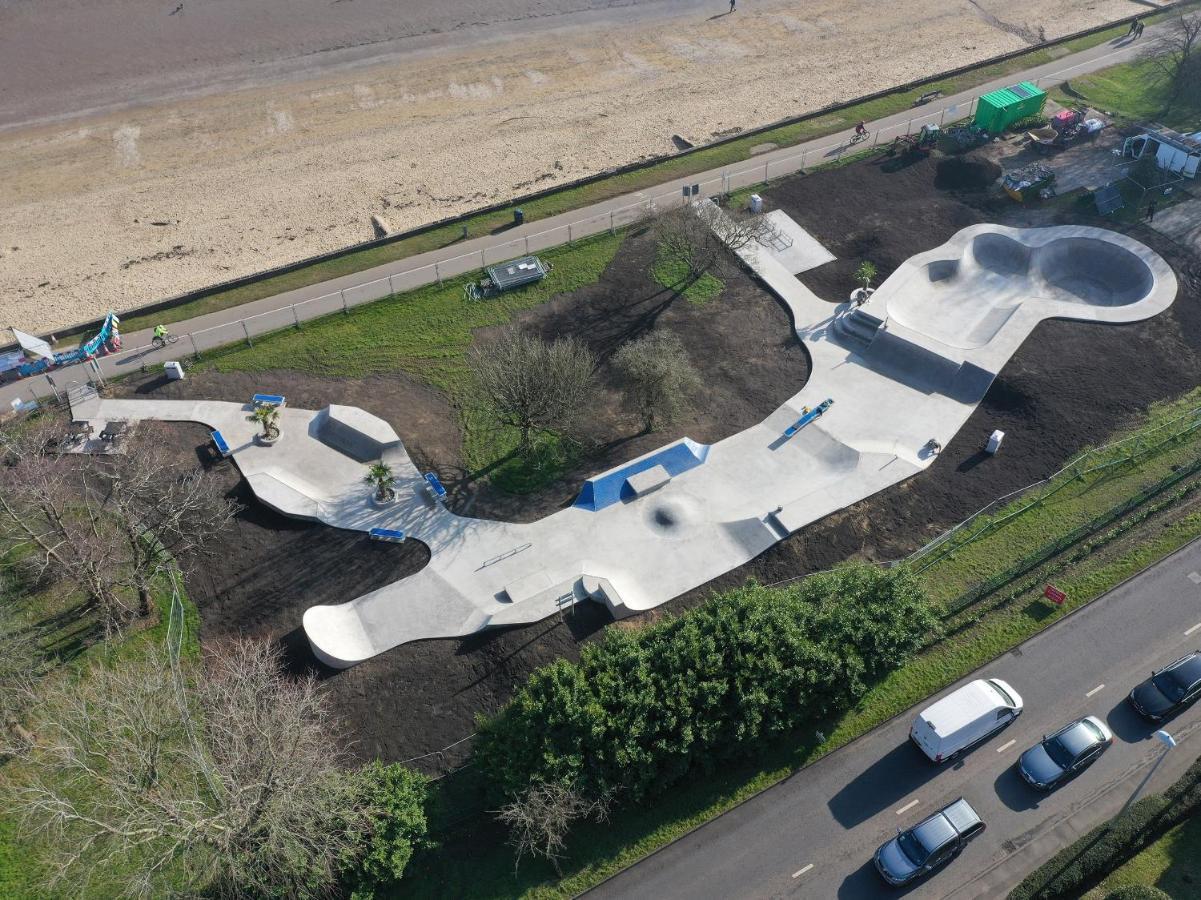 Luxury Property With Hot Tub And Sea Views Oystermouth エクステリア 写真