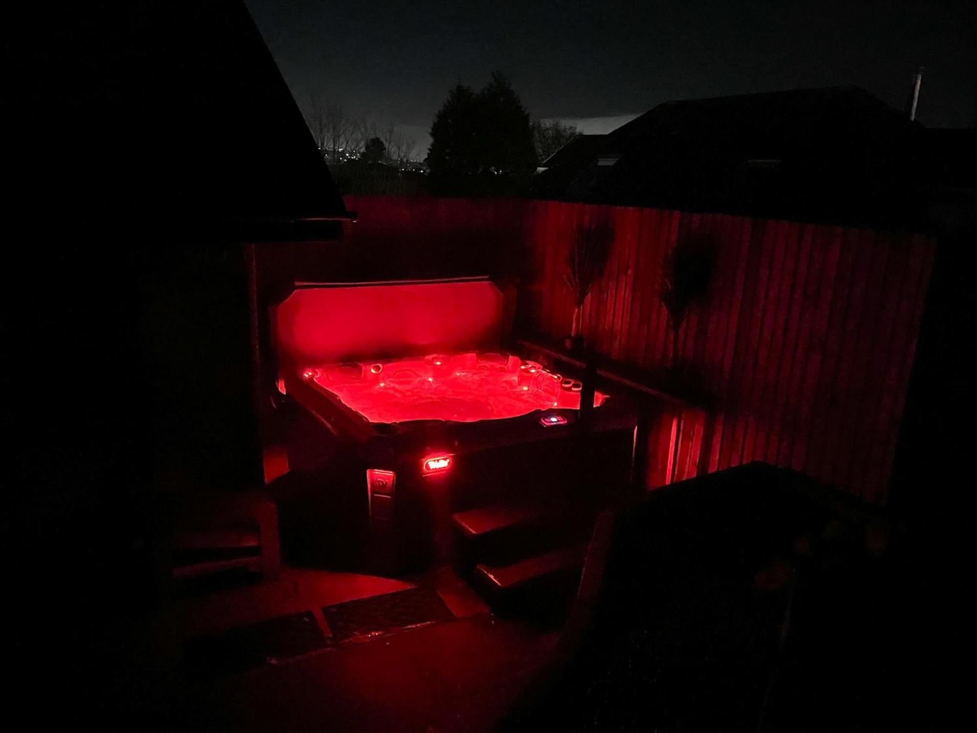 Luxury Property With Hot Tub And Sea Views Oystermouth エクステリア 写真