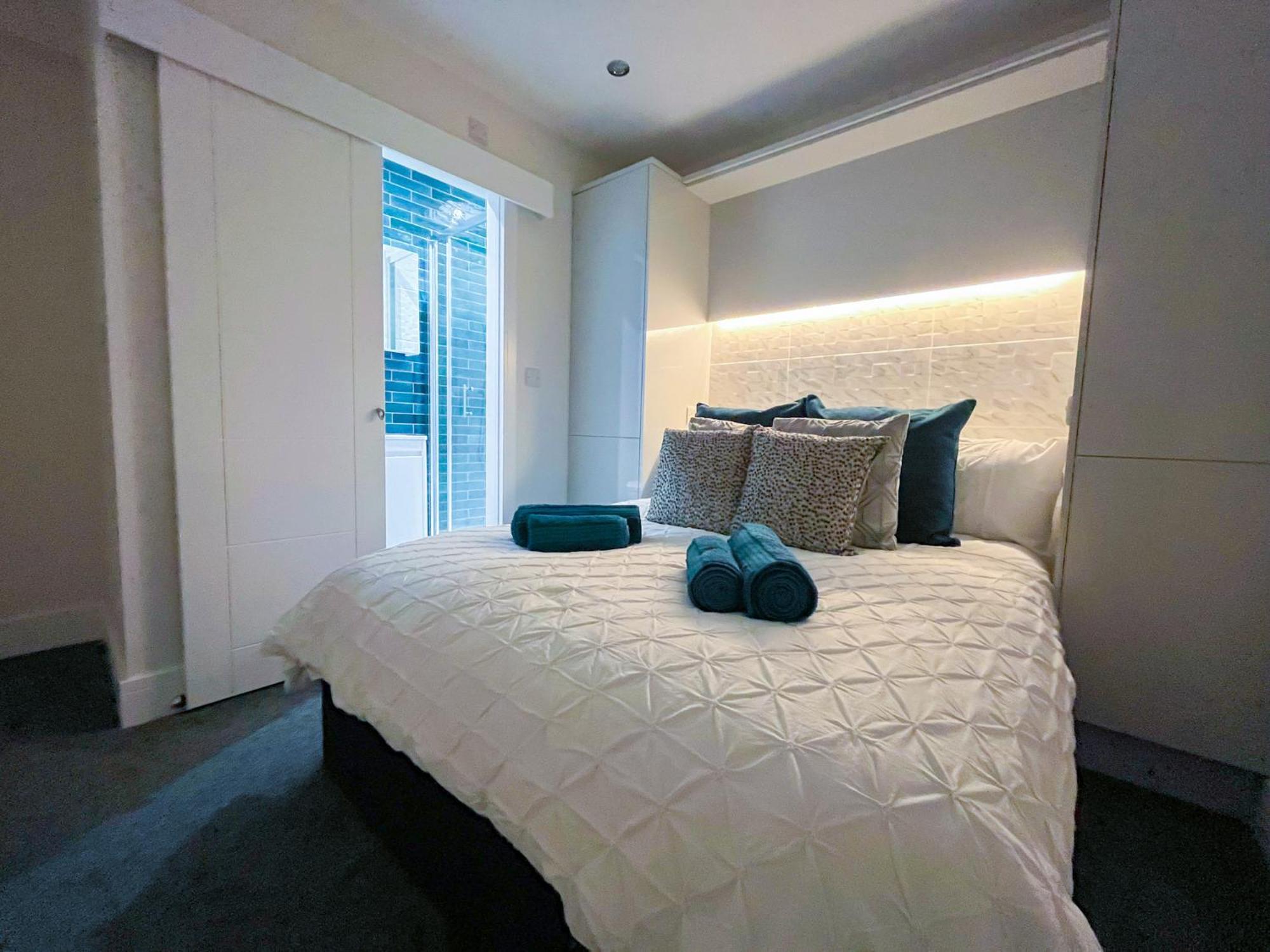 Luxury Property With Hot Tub And Sea Views Oystermouth エクステリア 写真